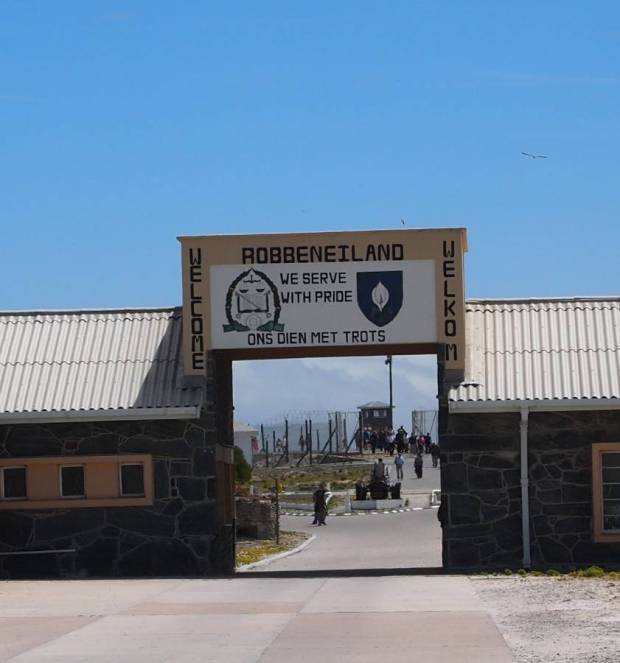 Optimized-robbenislandgatecloseup